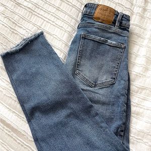 Stradivarius Mom Fit Jeans. Size: 4